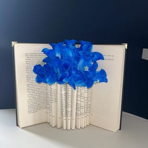 Book Bouquet . Book Vase. Bookish gifts. Gifts for readers. Gifts for a bookworm. Gifts for a book lover. Gifts for Book Girlies.