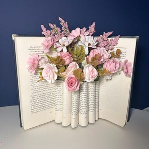Book Bouquet . Book Vase. Bookish gifts. Gifts for readers. Gifts for a bookworm. Gifts for a book lover. Gifts for Book Girlies.