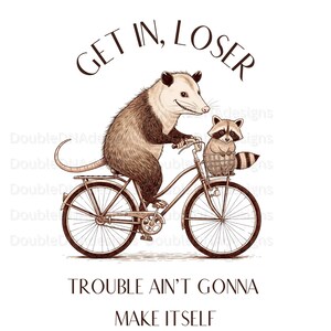 Könnte beinhalten: Sepiafarbene Illustration eines Opossums auf einem Fahrrad mit einem Waschbären im Korb. Der Text "GET IN, LOSER" steht darüber, und "TROUBLE AIN'T GONNA MAKE ITSELF" darunter.