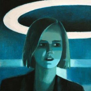 以下が含まれることがあります： 短い黒髪の女性が驚いた表情で上を見ている。彼女は濃い青色のジャケットを着て、青と白の背景の前に立っている。背景の上部には大きな白い円形がある。