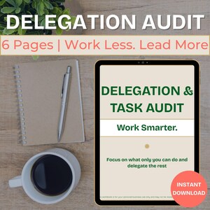 Puede incluir: Una tableta digital muestra "Delegation & Task Audit" con "Work Smarter." Un cuaderno, un bolígrafo y una taza de café están sobre una superficie de madera. La imagen también incluye el texto "Delegation Audit" e "Instant Download."