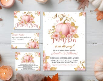 Puede incluir: Un conjunto de invitaciones y tarjetas para baby shower con un diseño de calabaza rosa y floral. La invitación principal dice "A little pumpkin is on the way!" con detalles del evento. Otras tarjetas incluyen "Thank You", una rifa de pañales y "Books for Baby".