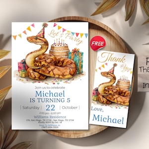 Puede incluir: Invitación de cumpleaños en acuarela con una serpiente con gorro de fiesta, una tarta y regalos. La invitación dice "Let's Party" y "Michael cumple 5 años". Se incluye una tarjeta de agradecimiento a juego.