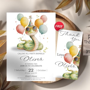Può includere: Un invito di compleanno con un'illustrazione ad acquerello di un serpente verde con occhiali da sole e un cappello da festa, che tiene in mano dei palloncini. L'invito recita "Calling all party animals!" e include il nome "Oliver" e i dettagli della festa. È inclusa una cartolina di "Ringraziamento".