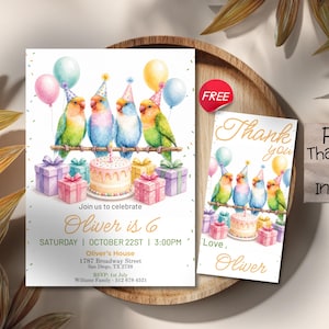 Può includere: Invito di compleanno ad acquerello con pappagalli colorati, palloncini e regali. L'invito dice "Oliver ha 6 anni" con i dettagli dell'evento. È inclusa una cartolina di "Grazie" abbinata.
