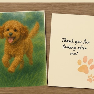 Könnte beinhalten: Ein Set Grußkarten. Eine Karte zeigt eine Aquarellillustration eines laufenden Pudels auf grünem Hintergrund. Die zweite Karte trägt den Text "Thank you fur looking after me!" mit Pfotenabdrücken.