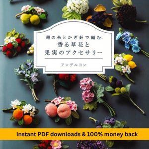 Könnte beinhalten: Eine Sammlung gehäkelter Blumen- und Fruchtaccessoires, darunter Zitronen, Pfirsiche und Beeren, wird auf einem dunkelgrauen Hintergrund gezeigt. Das Bild zeigt ein Buchcover mit japanischem Text. Der Text unten lautet "Instant PDF downloads & 100% money back."