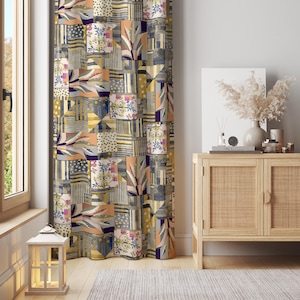 以下が含まれることがあります： 青、黄、桃色、グレーの色合いのパッチワークデザインの模様入りのカーテン。カーテンは幾何学模様、花のモチーフ、様々なテクスチャが特徴です。カーテンは窓の前に吊るされています。