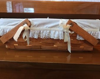 Vintage 1990 Longaberger Medium Gathering Basket with Lace Liner