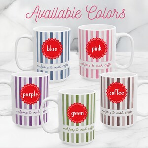 Puede incluir: Cinco tazas de cer&aacute;mica blanca con rayas verticales en azul, rosa, morado, verde y marr&oacute;n. Cada taza presenta un emblema rojo en forma de estrella con el nombre del color en blanco y la frase "mahjong & mah coffee" impresa debajo.