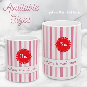 Puede incluir: Dos tazas de cer&aacute;mica blanca con rayas rosas verticales. La taza m&aacute;s peque&ntilde;a est&aacute; etiquetada como 11 oz y la m&aacute;s grande como 15 oz. Ambas tienen un gr&aacute;fico de estrella roja y el texto mahjong & mah coffee. El texto dice Available Sizes.