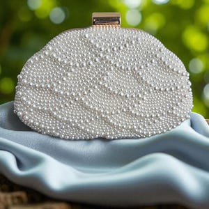 Pearl Beaded Shell Clutch Bag – Elegant Evening Purse with Gold Chain