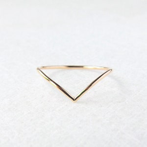 Bague en V mince, bague à chevrons rempli d'or, anneau à pointe fine, visière haute, bague en arc de cercle, bague à superposer, bijoux minimalistes. Promo !