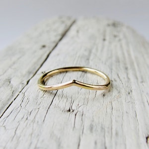 Gold V Ring, Low Dome Chevron Stapelband Band