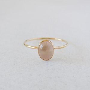 Rosenquarz Ring, Goldband, Solitärring, 14k Edelsteinband, dünnes Ringband, Stapelring.