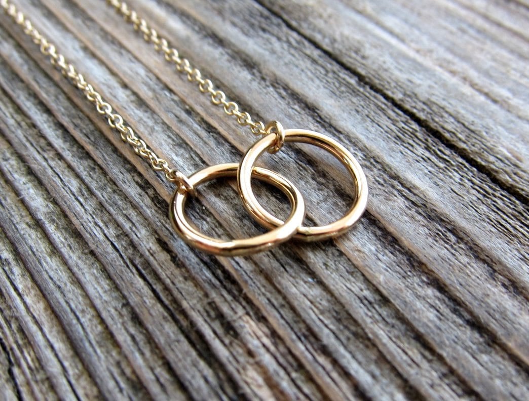 Personalized Infinity Circle Necklace – Name Engraved Family Or Friendship Necklace