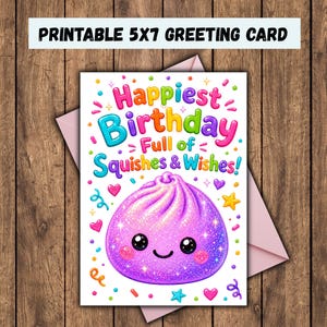 Può includere: Un biglietto d'auguri stampabile 5x7 con un personaggio a forma di gnocco viola glitterato con un volto sorridente. Il testo recita Happiest Birthday Full of Squishes & Wishes! circondato da coriandoli, cuori e stelle colorati.