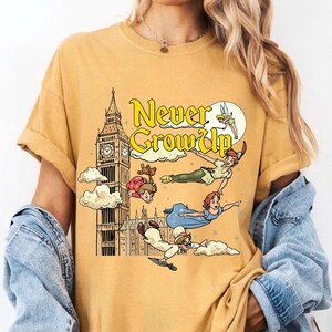 Retro Nunca Cresça Disney Peter Pan Png, Peter Pan Tinker Bell Wendy John Michael Flight to Neverland Png, Flight Ride Family Trip Png