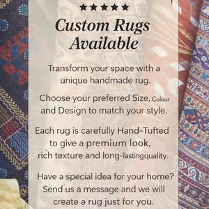 Może przedstawiać: Reklama niestandardowych dywan&oacute;w. Tekst brzmi &bdquo;Custom Rugs Available&rdquo;, podkreślając ręcznie robione dywany z opcjami rozmiaru, koloru i wzoru. Wspomina r&oacute;wnież o ręcznym tuftowaniu i zaprasza klient&oacute;w do wysłania wiadomości.
