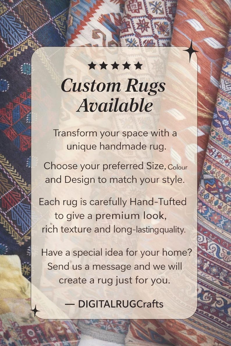 Może przedstawiać: Reklama niestandardowych dywan&oacute;w. Tekst brzmi &bdquo;Custom Rugs Available&rdquo;, podkreślając ręcznie robione dywany z opcjami rozmiaru, koloru i wzoru. Wspomina r&oacute;wnież o ręcznym tuftowaniu i zaprasza klient&oacute;w do wysłania wiadomości.