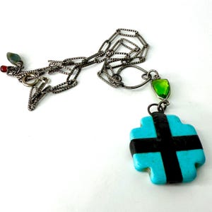 Collier croix en howlite bleue