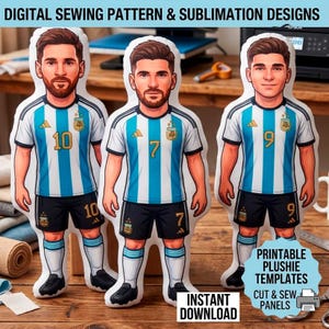 Puede incluir: Tres plantillas de peluche de jugadores de fútbol con camisetas a rayas blancas y celeste y pantalones cortos negros. Cada plantilla tiene un número diferente en la camiseta. La imagen incluye el texto "DIGITAL SEWING PATTERN & SUBLIMATION DESIGNS" y "INSTANT DOWNLOAD".