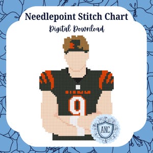 Può includere: Schema di punto croce digitale con un giocatore di football pixelato in una maglia nera e arancione con il numero 9. Il testo "Needlepoint Stitch Chart Digital Download" è in alto. Sfondo azzurro con motivo floreale.