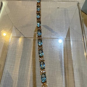 Avon March tennisarmband. Verstelbaar van 7 tot 8 inch.