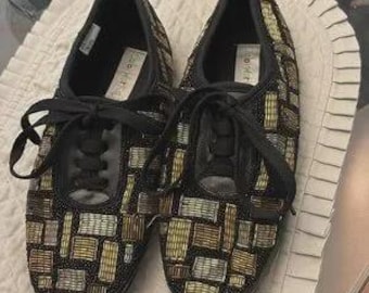 Farbfolge, schwarze Tennisschuhe mit Löwe auf bis Gr. 10 tragbar