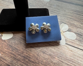 Pendientes perforados con forma de flor y acabado nacarado / Joyería clásica y elegante de Avon / Estilo retro de Avon / Pendientes de botón / Regalo para ella / Artículo 44