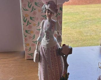 1986 Avon President's Club Albee Award Figurine Mrs. P.F.E. Albee