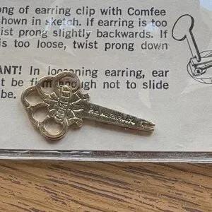 Gouden comfee-sleutelhanger / gouden comfee-sleutel voor het afstellen van oorbelclips. Eenvoudig te gebruiken hulpmiddel voor een perfecte pasvorm. Artikel 509.