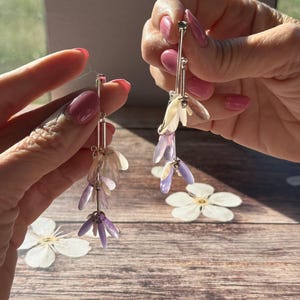 Brincos Lineares Flores Roxas | Joias Avon Clássicas e Elegantes | Avon Retrô | Brincos Post | Presente para Ela | Item 05