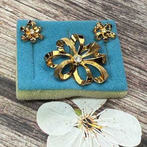 Vintage Avon Pin and Earring Set – Elegant Costume Jewelry, Classic Gold-Tone Matching Set, Retro Statement Jewelry - Item 295