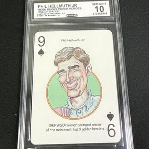 Pode incluir: Um cartão colecionável classificado com Phil Hellmuth Jr. da série Hero Decks Poker Heroes. O cartão é um Nove de Espadas, com uma ilustração de desenho animado de Hellmuth. O cartão é classificado como Gem Mint 10 pela CCG.