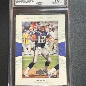 Könnte beinhalten: Eine Tom Brady Sammelkarte aus der 2003 Upper Deck #12 Patch Collection. Die Karte zeigt Brady im Trikot der New England Patriots beim Passen. Die Karte ist von CCG mit GEM MINT 10 bewertet.