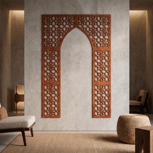 Op de afbeelding: Een groot, rechthoekig wandpaneel van roodbruin hout met een boogvormige uitsparing aan de bovenkant. Het paneel is versierd met een herhalend geometrisch rasterpatroon bestaande uit onderling verbonden ster- en ruitvormen over het gehele oppervlak.
