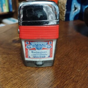 May include: A handmade wooden sign with the word "Welcome" in a playful font. The sign has a distressed white background and a dark brown frame, ideal for a front door. The sign is approx. 30 cm wide and 15 cm tall.