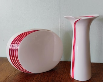 Paire de vases vintage en porcelaine à rayures rouges