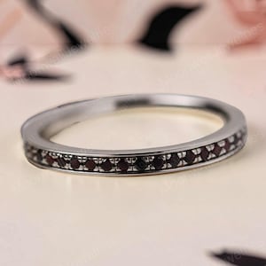 Granat-Ewigkeitsring | Stapelring mit rotem Mikropavé | Minimalistischer Ehering