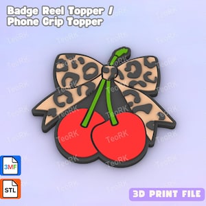 Op de afbeelding: Een badgehouder of telefoonhouder topper met twee felrode kersen met groene steeltjes, geplaatst achter een beige strik met een zwart luipaardpatroon. Het ontwerp heeft een zwarte omlijning en bevat de tekst Badge Reel Topper / Phone Grip Topper.