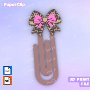 Pode incluir: Um clip de papel decorativo com um design de laço. O laço apresenta um centro rosa e um padrão de leopardo nas bordas. O clip é de cor castanho claro e tem o texto "Paper Clip" no topo.