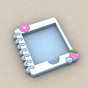 Puede incluir: Un portanotas cuadrado blanco con interior azul claro. Presenta una encuadernación en espiral en el lado izquierdo y está decorado con una flor rosa y una fresa con una flor azul. Un artículo decorativo y lindo.