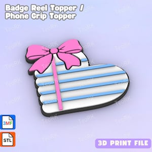 Pode incluir: Um topo de porta-crachá ou suporte de telefone em forma de coração com base branca e listras horizontais azul-claras, acentuado por uma linha vertical rosa e um laço rosa. A imagem inclui o texto Badge Reel Topper / Phone Grip Topper.