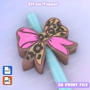 Puede incluir: Un adorno para pajita en forma de lazo marrón con detalles rosas y estampado de leopardo. El adorno está sobre una pajita azul claro. El texto "Straw Topper" y "3D PRINT FILE" también están presentes.