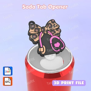 Puede incluir: Un archivo de impresión 3D para abridor de latas con un lazo negro de estampado de leopardo y un estetoscopio rosa con un corazón. El diseño está sujeto a la anilla de una lata roja, con iconos de archivos 3MF y STL visibles.