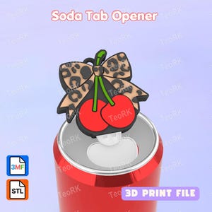 Op de afbeelding: Een blikopener met een ontwerp van rode kersen met groene steeltjes en een beige strik met zwart luipaardpatroon. Het object is geplaatst op een rood frisdrankblikje. De tekst Soda Tab Opener en 3D PRINT FILE is zichtbaar in de afbeelding.