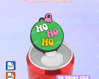 Puede incluir: Un abrelatas verde con forma de adorno navideño y tapa rosa. El texto HO HO HO está impreso en blanco, rosa y amarillo en la parte frontal. El abrelatas está sujeto a la anilla plateada de una lata de refresco de aluminio roja.