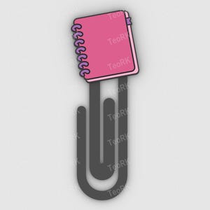 Pode incluir: Um marcador de livros em forma de caderno rosa com encadernação em espiral roxa e design de clip de papel cinza. O marcador de livros é um acessório divertido para livros, diários ou planejadores. O design é simples e moderno, perfeito.