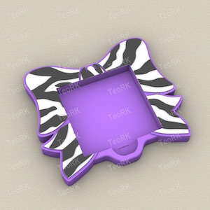 Puede incluir: Una caja morada con un marco en forma de lazo. El lazo tiene un estampado de cebra en blanco y negro. La caja está abierta, revelando un interior morado. El texto "TeoRK" se repite alrededor de los bordes de la imagen.